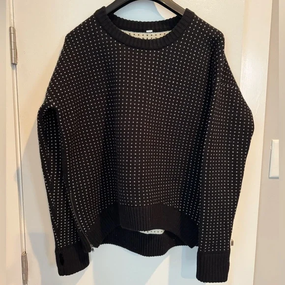 Lululemon sweater - Picture 1 of 2